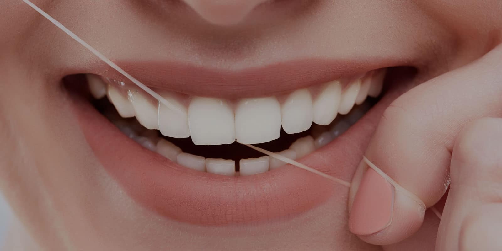 أهمية استخدام خيط تنظيف الأسنان: تقنيات للصحة